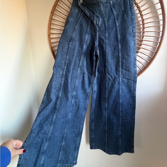 Social Tourist by Hollister Wide-Leg Barrel-style Jeans - Picture 2 of 7